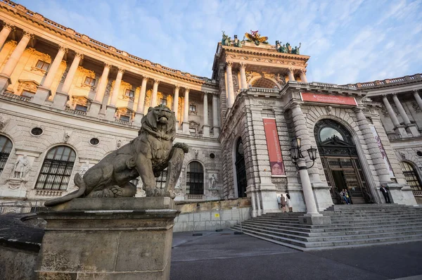 Hofburg Keizerlijke Paleis Ingang Met Leeuwenbeeld Wenen Oostenrijk — Stockfoto