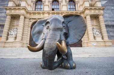 Avusturya, Viyana 'daki Maria-Theresien-Platz' da Kunsthistorisches Sanat Tarihi Müzesine bakan fil heykeli