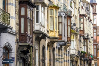Belçika, Brüksel 'de bir sokakta Art Nouveau evleri hizalandı. 