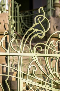 Brüksel 'deki bir sanat binasının güzel kıvrımlı metal kapısı.