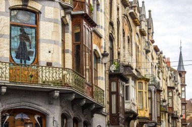 Belçika, Brüksel 'de bir sokakta Art Nouveau evleri hizalandı. 