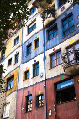Avusturya, Viyana 'daki Hundertwasser evinin renkli yüzü