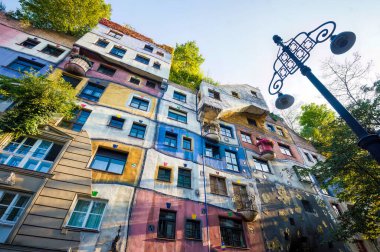 Viyana, Avusturya 'daki renkli Hundertwasser evi.
