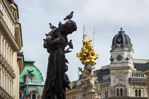 Avusturya Viyana Bir Heykel Üzerinde Güvercinler — Stok fotoğraf