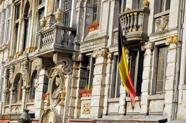 Класичні Будівлі Бельгійським Прапором Брюсселі — стокове фото