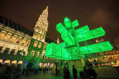 Brüksel, Belçika 'daki Grand Place' de gece vakti modern Noel ağacı kurulumu
