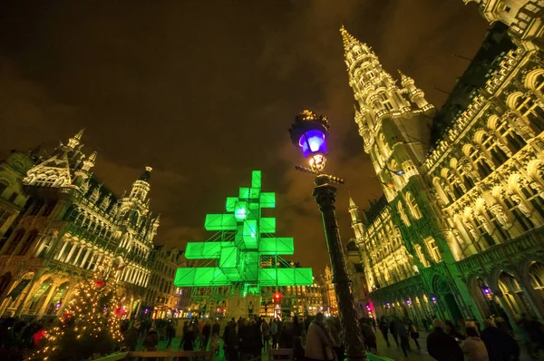 Brüksel, Belçika 'daki Grand Place' de gece vakti modern Noel ağacı kurulumu