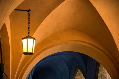 Çek Cumhuriyeti Prag 'da geceleyin mahzenli cadde