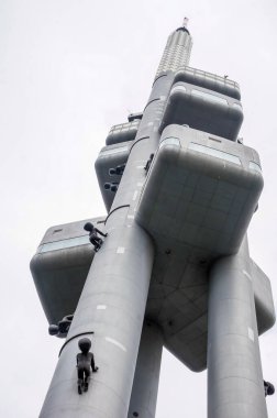 Çek Cumhuriyeti Prag 'da bebek heykellerine tırmanan Zizkov Televizyon Kulesi' nin ayrıntıları
