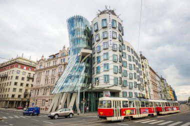 Dans Evi, Prag 'daki Nationale-Nederlanden binasına verilen takma isimdir. Film, Hırvat-Çek mimar Vlado Miluniç tarafından mimar Frank Gehry ile işbirliği içinde tasarlandı.. 