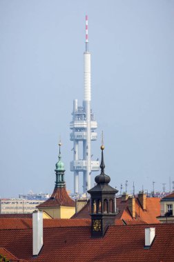 Arka planda Zizkov Televizyon Kulesi olan eski kasaba, Prag, Çek Cumhuriyeti
