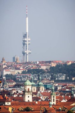 Arka planda Zizkov Televizyon Kulesi olan eski kasaba, Prag, Çek Cumhuriyeti