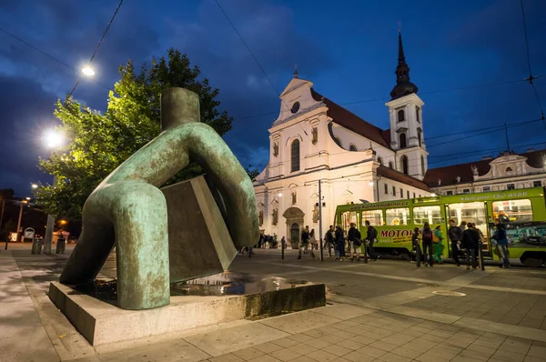 Adalet Heykeli, Moravya Meydanı Brno St Thomas Kilisesi Moravske Namesti Meydanı Brno Çek Cumhuriyeti