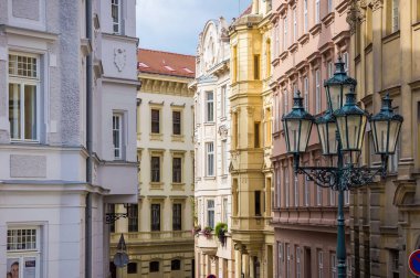 Çek Cumhuriyeti 'nin Brno kentindeki eski binaların barok cepheleri