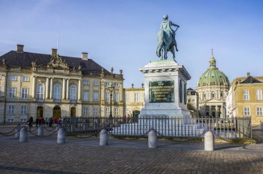 Danimarka, Kopenhag 'daki Amalienborg Sarayı' nın önündeki Binicilik Heykeli