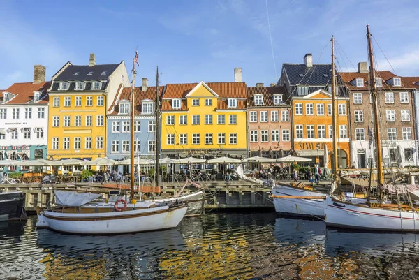 Danimarka, Kopenhag 'ın Nyhavn mahallesindeki rıhtımda yelkenli sürüyor.
