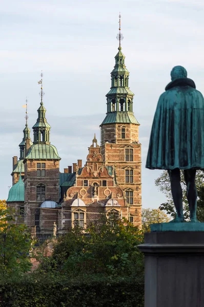 Замок Розенборг Статуєю Передньому Плані Копенгагені Данія — стокове фото