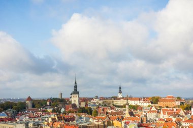 Gökyüzü bulutlu eski Tallinn kasabası manzarası. Estonya