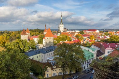 Aziz Olafs 'ın kilise kulesi de dahil eski Tallinn şehri manzarası. Estonya
