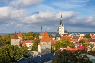 Aziz Olafs 'ın kilise kulesi de dahil eski Tallinn şehri manzarası. Estonya