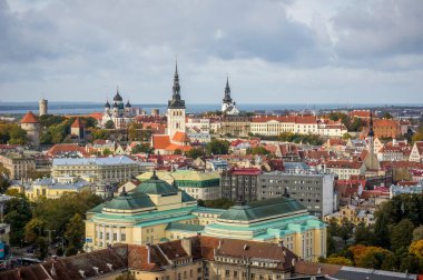 Aziz Olafs 'ın kilise kulesi de dahil eski Tallinn şehri manzarası. Estonya