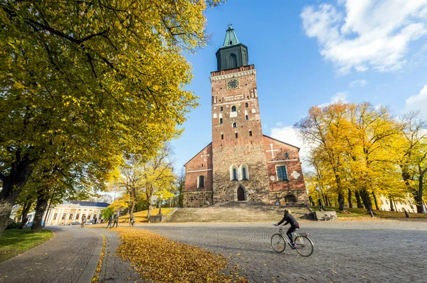 Turku Katedrali önü ve kulesi ile Finlandiya Turku 'da bisikletçi