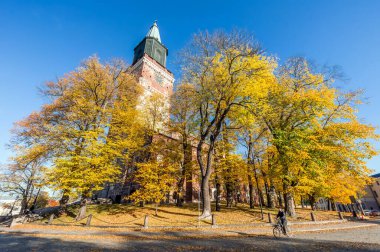 Turku Katedrali, Finlandiya 'da sonbaharda ağaçlı kule