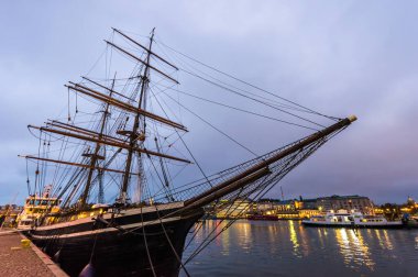 Finlandiya, Helsinki 'ye demir atmış bir yelkenli.