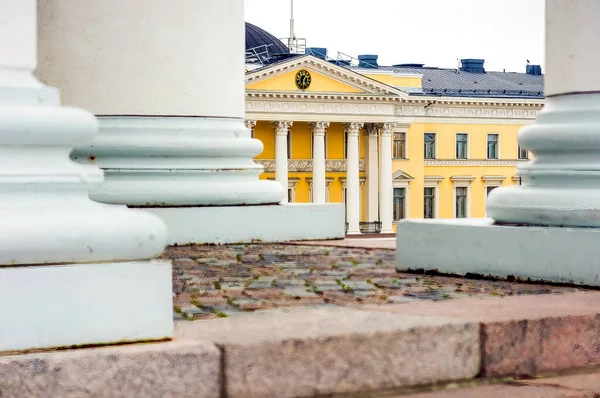 芬兰赫尔辛基参议院广场上的古典建筑 — 图库照片