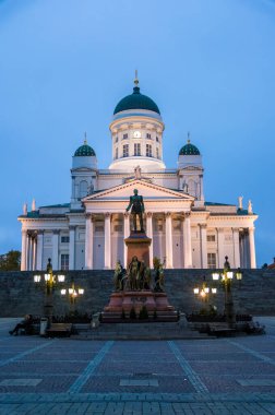 Finlandiya 'nın başkenti Helsinki' de gece vakti Senato Meydanı