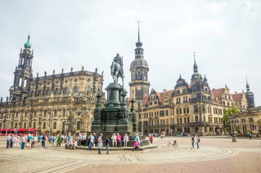 Almanya 'nın Dresden kentindeki tarihi binalarla dolu tiyatro meydanı.