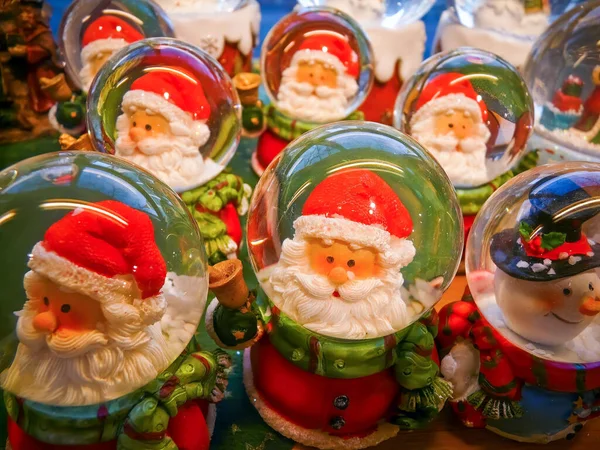Noel Baba ve diğer Noel figürleri Almanya 'nın Koln kentindeki bir Noel pazarında satıldı.
