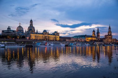 Eski Dresden kasabası akşam vakti Elbe Nehri 'ne yansıdı.