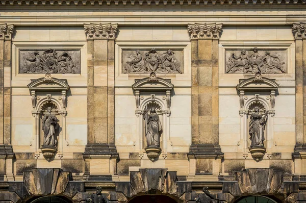 ドイツのドレスデンにあるネオクラシック様式のファサードの彫刻の詳細 — ストック写真