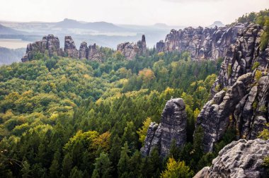 Almanya, Dresden yakınlarındaki Sakson İsviçre Dağları 'nda Rocky oluşumları