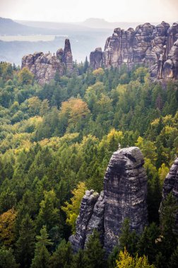 Almanya, Dresden yakınlarındaki Sakson İsviçre Dağları 'nda Rocky oluşumları