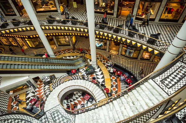 德国柏林一家装饰艺术风格购物中心的内部 — 图库照片