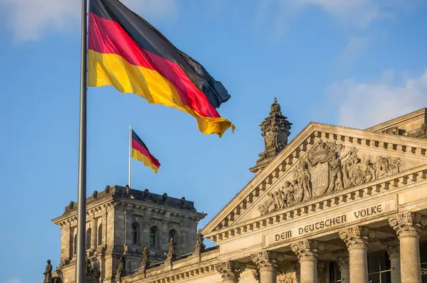 Almanya, Berlin 'deki Reichstag Parlamento binasında Alman bayrağı