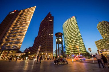 Berlin, Almanya 'da Potsdamer Meydanı' nda gece