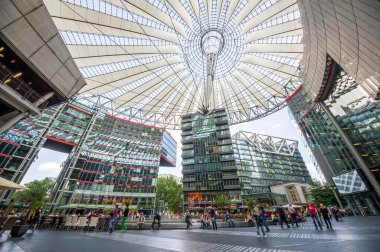 Berlin, Almanya 'daki Sony Center avlusu.