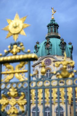 Berlin, Almanya 'daki Charlottenburg Sarayı' nın dışında.