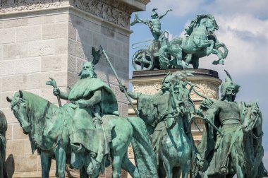 Macaristan 'ın Budapeşte kentindeki Kahramanlar Meydanı' nda bronz heykeller