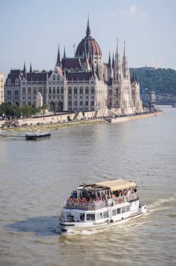 Macaristan Parlamento Binası ve Budapeşte, Macaristan 'daki Tuna Nehri' nde bir tekne.