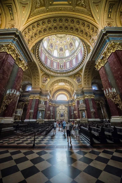 Macaristan 'ın Budapeşte kentindeki St. Stephens Bazilikası' nın içi.