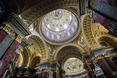Macaristan 'ın Budapeşte kentindeki St. Stephens Bazilikası' nın içi.