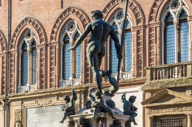 Fontana del Nettuno ve İtalya 'nın Bologna kentindeki Piazza del Nettuno' da Neptün heykeli