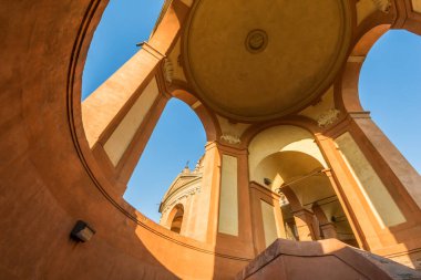 İtalya, Bologna 'daki Madonna di San Luca binasının mabedi.