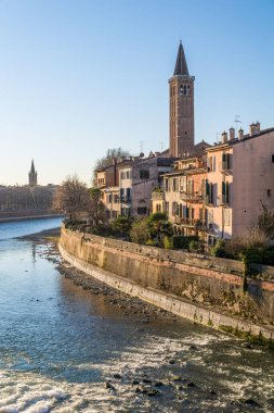 Adige Nehri ve Verona 'nın eski kasabası, İtalya