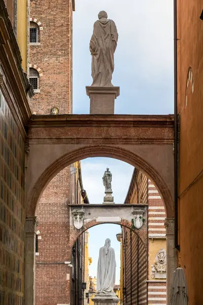 Katu Vanhassa Kaupungissa Kaaria Patsaita Veronassa Italiassa — kuvapankkivalokuva