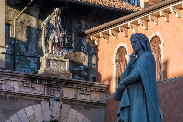 ヴェローナのヴェローナ広場の彫像 — ストック写真